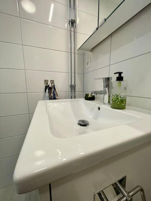 נאקה Newly Built Bright Apartment, Close To Everything If You Want To Visit Stockholm, You Will Find The Perfect Accommodation Here! Ferry Line 80 Makes It Very Convenient And Easy To Get To The City Center מראה חיצוני תמונה